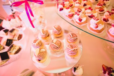 Çeşitli lezzetli tatlılar, yemek fikirleri ve kutlamalarla dolu bir büfe.