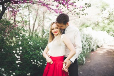 Şık güzel mutlu düğün çift öpüşme ve Botanik Bahçesi içinde kucaklayan