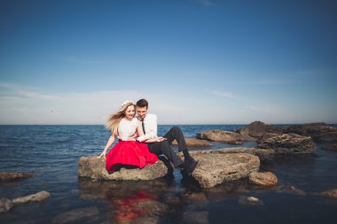 Sevimli gelin, manzara, dağlar ve denizin muhteşem Düğün çifti üzerinde zarif damat