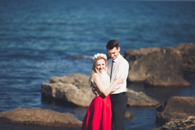 Sevimli gelin, manzara, dağlar ve denizin muhteşem Düğün çifti üzerinde zarif damat