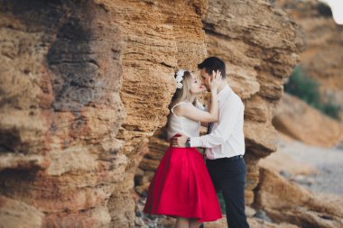 Romantik sevgi dolu çift kayalar ve taşlar Sahilde yürüyüş