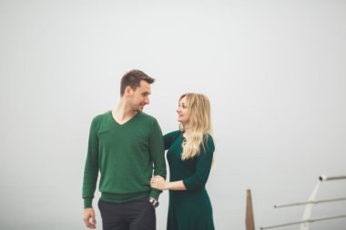 İskelede, genç ailede mutlu çift harcama balayı tatil lüks Adaları seviyorum