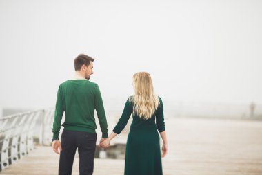 Güzel çift öpüşme ve deniz iskelede sarılma