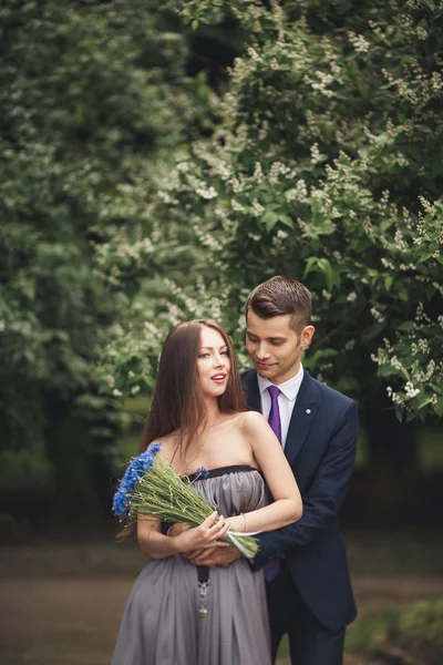 Jovem casal bonito, menina com vestido perfeito posando no parque — Fotografia de Stock