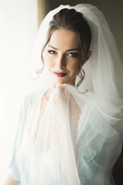 Bela noiva jovem com maquiagem e penteado no quarto, recém-casada mulher preparação final para o casamento. Menina feliz esperando noivo. Retrato foco suave — Fotografia de Stock