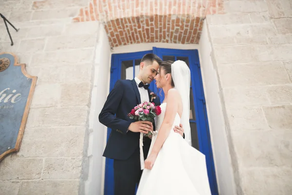 Çift düğün ayakta ve eski şehrin sokaklarında öpüşme olduğunu — Stok fotoğraf