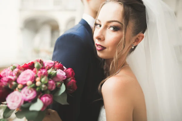 Casamento de luxo casal, noiva e noivo posando na cidade velha — Fotografia de Stock