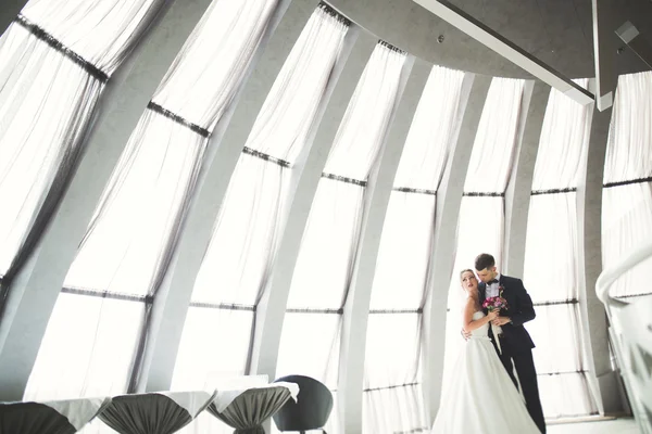 Güzel, mutlu bir düğün çifti, güzel şehirde uzun beyaz elbiseli bir gelin.