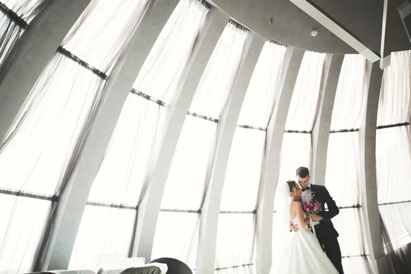 Casal perfeito noiva, noivo posando e beijando em seu dia do casamento — Fotografia de Stock