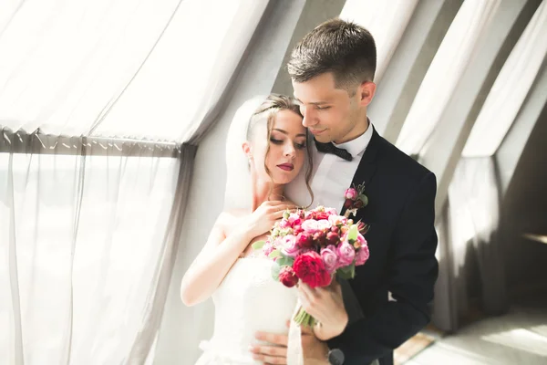 Casal perfeito noiva, noivo posando e beijando em seu dia do casamento — Fotografia de Stock