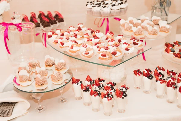 Buffet con una variedad de deliciosos dulces, ideas de comida, celebración — Foto de Stock