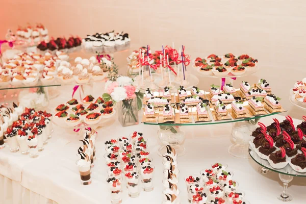 Deliciosa mesa de postre de barra de caramelo de recepción de boda —  Fotos de Stock