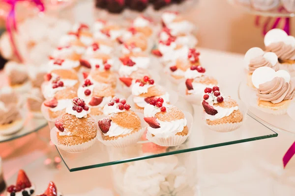 Buffet con una variedad de deliciosos dulces, ideas de comida, celebración — Foto de Stock