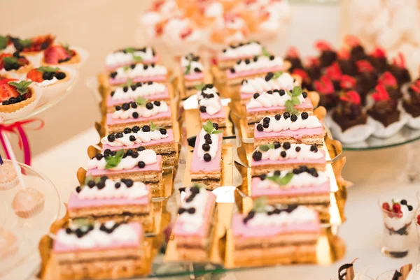 Deliciosa mesa de postre de barra de caramelo de recepción de boda — Foto de Stock