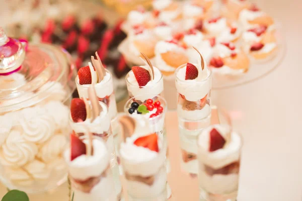 Buffet avec une variété de délicieux bonbons, idées de nourriture, célébration — Photo
