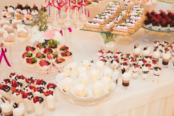 Buffet con una variedad de deliciosos dulces, ideas de comida, celebración — Foto de Stock