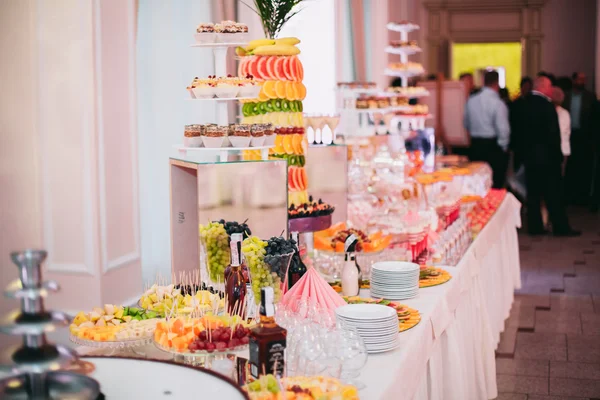 Buffet con una varietà di deliziosi dolci, idee alimentari, celebrazione — Foto Stock