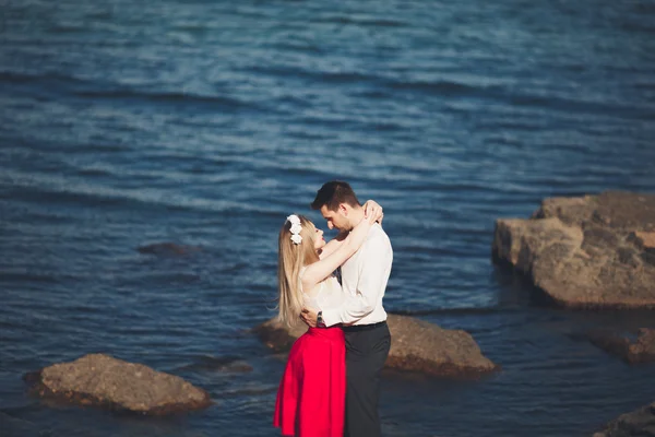 Noiva encantadora, noivo elegante em paisagens de montanhas e mar Casal lindo — Fotografia de Stock