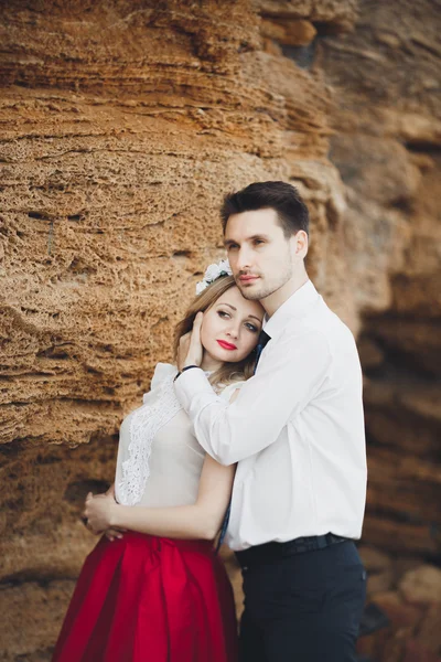 Romantyczna para kochających spacery na plaży z skał i kamieni — Zdjęcie stockowe