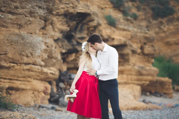 Romantik sevgi dolu çift kayalar ve taşlar Sahilde yürüyüş