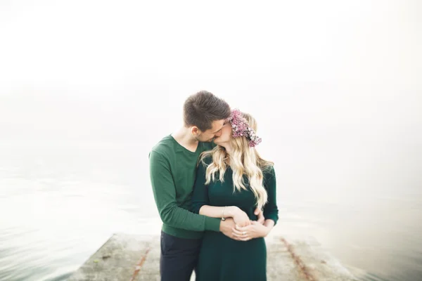 Pareja feliz en el muelle, familia joven enamorada pasar vacaciones de luna de miel islas de lujo — Foto de Stock