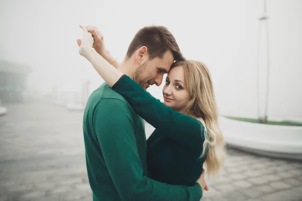 Pareja feliz en el muelle, familia joven enamorada pasar vacaciones de luna de miel islas de lujo —  Fotos de Stock