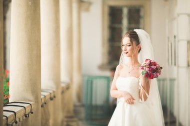 Güzel bir sarışın romantik portresi. Fotoğraf güneşli parlak renkler
