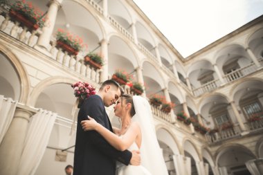 Lüks evli çift, gelin ve damat eski şehirde poz veriyor.