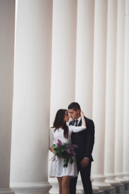 Lüks evli çift, gelin ve damat eski şehirde poz veriyor.