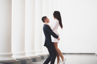 Güzel çift, gelin ve damat büyük beyaz sütun poz