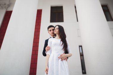 Lüks evli çift, gelin ve damat eski şehirde poz veriyor.