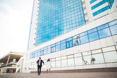 Modern cam bina yakın poz zarif güzel Çift