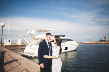 Mutlu evlilik çift yeni yat sarılma