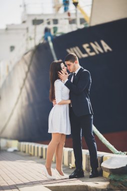 Mutlu gelin ve damat gemi sarılma