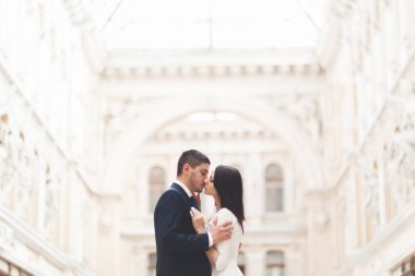 Sevgi dolu çift eski şehirde poz