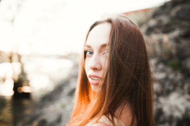 güzel genç kadın uzun elbise yakın çekim portre ile