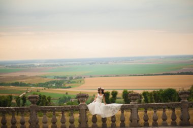 Muhteşem romantik zarif stil güzel beyaz gelin arka planda antik barok kalesinde