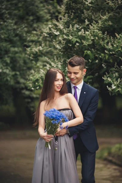 Casal amoroso. Menino e menina andando no belo parque — Fotografia de Stock