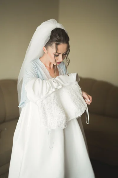 Portrait de belle mariée avec voile de mode au matin du mariage. — Photo