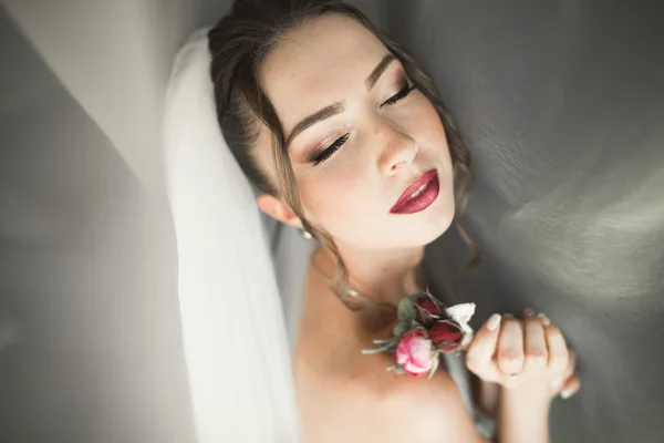 Noiva de luxo em vestido branco posando enquanto se prepara para a cerimônia de casamento — Fotografia de Stock