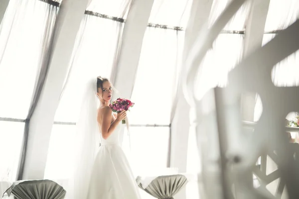 Maravillosa novia con un lujoso vestido blanco posando en el casco antiguo — Foto de Stock