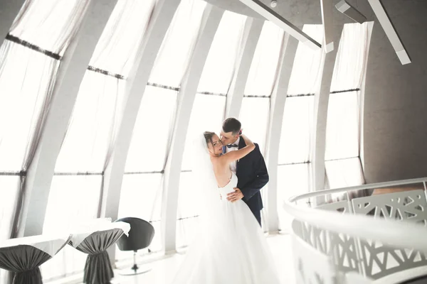 Coppia perfetta sposa, sposo posa e baci nel loro giorno del matrimonio — Foto Stock