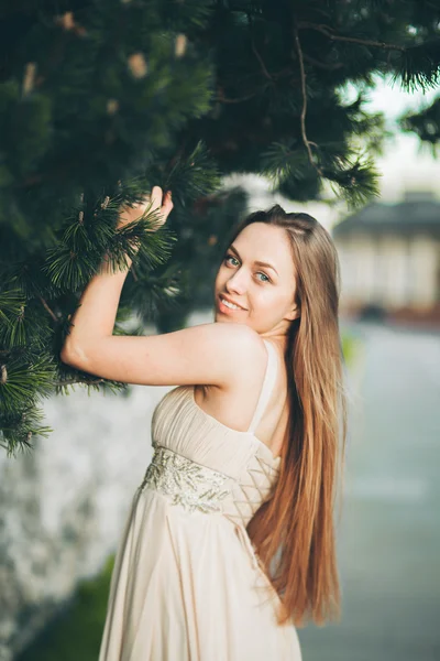 Attrayant jeune femme avec robe longue profiter de son temps à l'extérieur dans le parc coucher de soleil arrière-plan — Photo