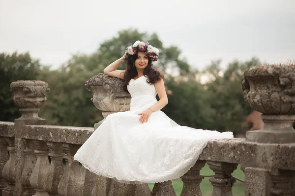 Splendido romantico gentile elegante bella sposa caucasica sullo sfondo antico castello barocco — Foto Stock