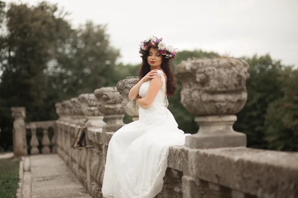 背景にゴージャスロマンチックな穏やかなスタイリッシュな美しい白人の花嫁古代バロック様式の城 — ストック写真