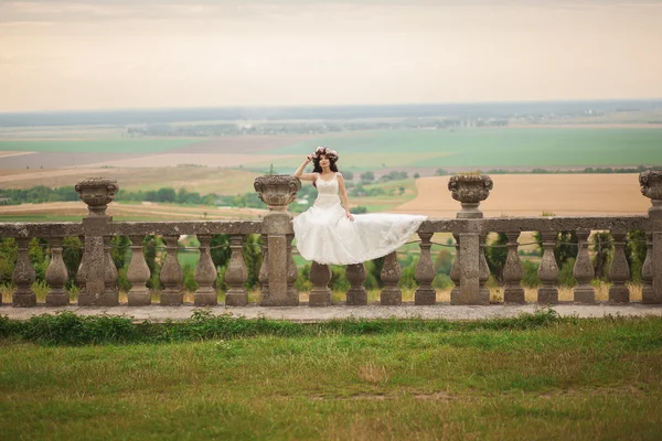 Magnifique romantique doux élégant belle mariée caucasienne sur le fond ancien château baroque — Photo