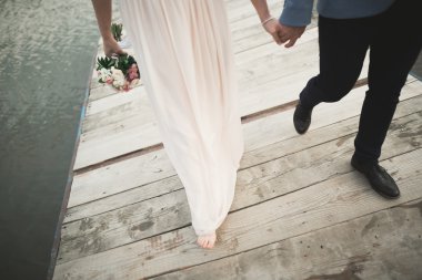 Düğün çift, Gelin, damat yürüyüş ve iskelede poz