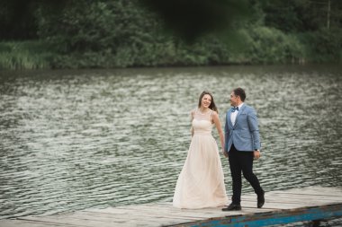 Düğün çift, Gelin, damat yürüyüş ve iskelede poz