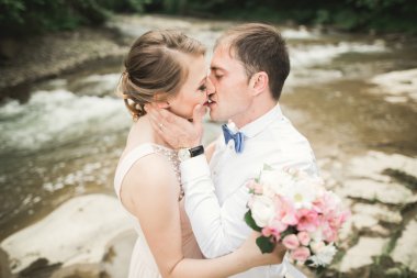 Gelin gülümsüyor damat yüzünü ince dokunur süre kapalı gözler ile