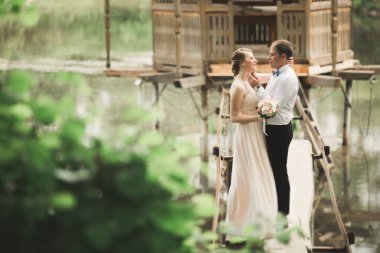 Ona gülümseyerek eğilir ise damat gelinler alnına öpücük